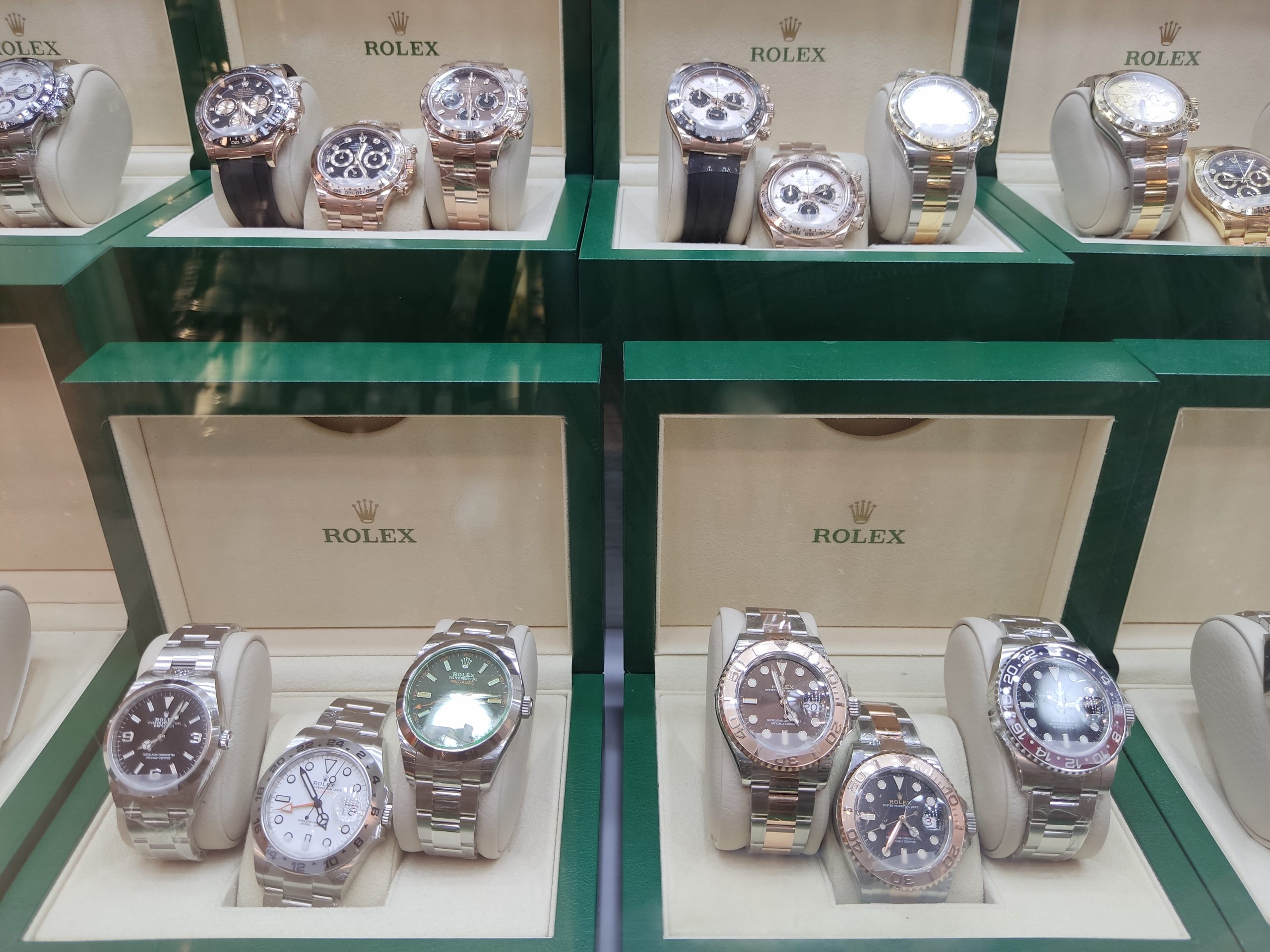 Rolex: Οι λάτρεις της ξοδεύουν για μεταχειρισμένα ρολόγια πριν τους δασμούς Τραμπ
