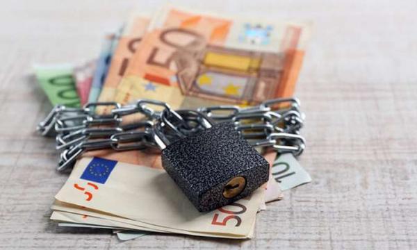 Χρέη: Κατασχέσεις λογαριασμών για οφειλές στην εφορία