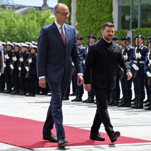 Ζελένσκι: Ζητά 30 δισ. δολάρια για την ενίσχυση της παραγωγής όπλων
